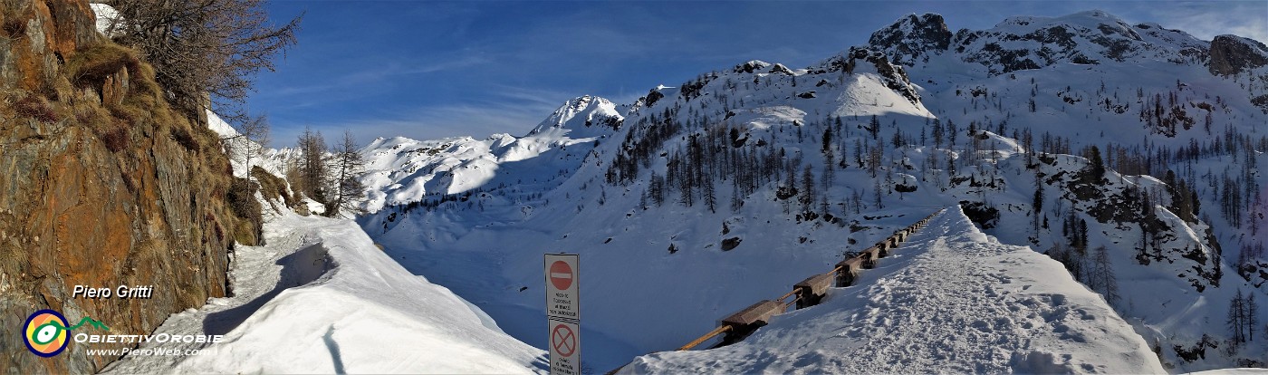 51 L'invaso del  Lago di Fregabolgia  in veste invernale, in letargo...senz'acqua, bianco di neve.jpg